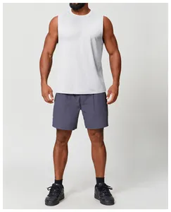 Modello con canotta sportiva grigio chiaro senza maniche e pantaloncini da palestra grigi