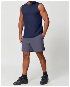 Dettaglio di un uomo che indossa un canotta sportiva blu scuro e pantaloncini grigi