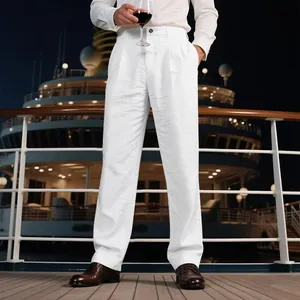 Pantalon d'été en lin blanc pour homme, coupe droite décontractée sur pont de croisière.