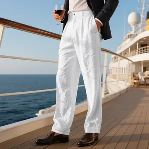 Détail d'un pantalon Gurkha en lin blanc porté par un mannequin sur un pont de navire