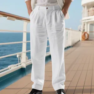 Détail du pantalon ample en lin blanc pour hommes, avec une coupe droite business décontractée.