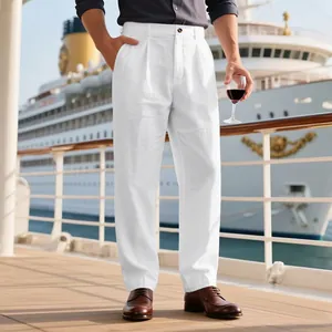 Détail du pantalon en lin blanc ample pour homme sur un pont de croisière