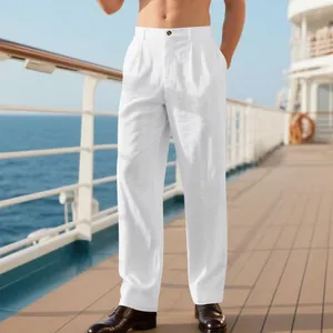 Détail du pantalon en lin blanc pour homme avec texture de tissu respirant