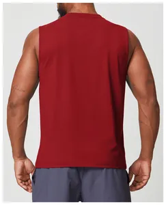 Vista posteriore di una canotta sportiva rosso scuro traspirante da uomo per yoga e palestra