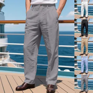 Vue détaillée d'un pantalon en lin ample pour homme en plusieurs couleurs sur un pont de bateau.