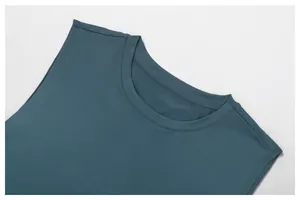 Vista dettagliata della scollatura di una canotta sportiva blu traspirante da uomo alta.