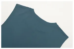 Primo piano dello scollo di un canotta sportiva blu traspirante senza maniche da uomo.