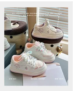 Trendige weiße Plateau-Sneaker für Mädchen mit Pastellakzenten und Sternen