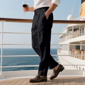 Pantalon élégant en lin noir pour homme à coupe droite sur le pont d'un navire de luxe