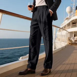 Pantalon en lin ample pour homme sur le pont d'un navire de luxe avec mocassins