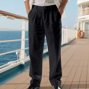 Vue détaillée du pantalon en lin noir pour homme à jambe droite sur un pont de bateau.