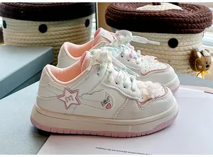 Detailansicht der weißen Mädchen-Sneaker mit dekorativen rosa Stern- und Herzmustern