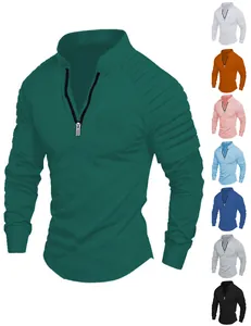 T-shirt de sport à manches longues pour hommes avec col zippé et détails plissés.