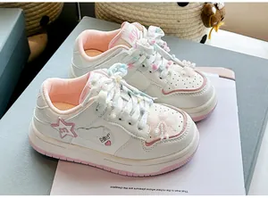 Detailansicht weiß-pinke Mädchen Plateau-Sneaker mit Spitzenblume und Bommeln
