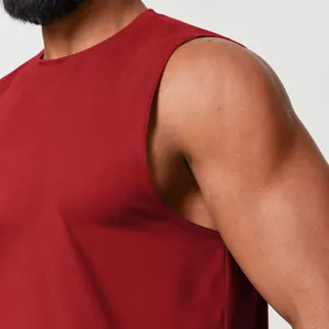 Dettaglio canotta sportiva traspirante da uomo rosso scuro per fitness, corsa e palestra