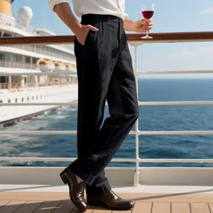Détail d'un pantalon homme en lin noir à coupe droite et ample porté sur le pont d'un navire