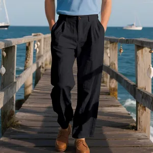 Détail montrant la coupe du pantalon ample en lin noir pour homme de style Gurkha.