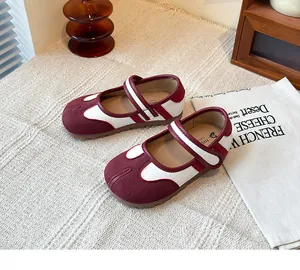 Zapatos Tabi Mary Jane planos clásicos en burdeos y blanco con correa ajustable