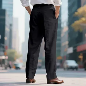 Vue arrière d'un pantalon décontracté en lin droit pour homme dans une rue urbaine