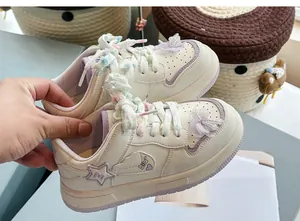Detailansicht weißer Mädchen-Plateau-Sneaker mit violetten Akzenten und Schnürsenkeln