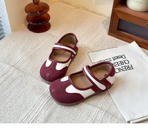 Vista detallada de los zapatos planos Mary Jane Tabi en burdeos y blanco para mujer