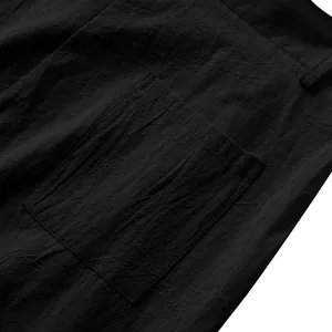 Gros plan de la poche d'un pantalon en lin noir montrant la texture du tissu