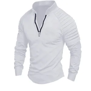 Vue détaillée du t-shirt blanc à manches longues avec col zippé et épaules côtelées.