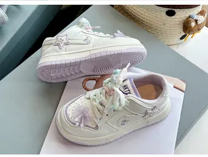 Stylische weiße Mädchen-Sneaker mit lila Sternen-Akzenten und dicker Struktursohle