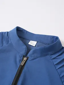 Détail du t-shirt de sport bleu pour homme montrant le col zippé et la texture du tissu