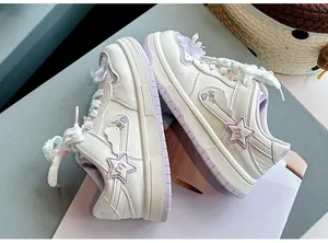 Seitenansicht der weißen klobigen Sneakers für Mädchen mit Sternen und Regenbogen-Schnürsenkeln