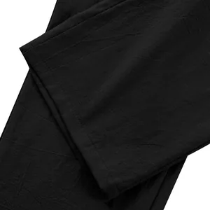 Vue détaillée macro du tissu en lin noir de qualité supérieure sur un pantalon de costume droit