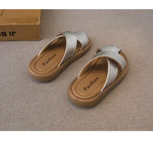 Chanclas infantiles con tiras cruzadas plateadas metalizadas y suela blanda marrón cómoda