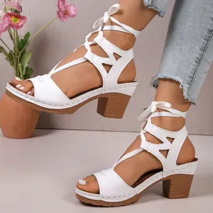 Eleganti sandali bianchi con tacco largo e lacci da donna, stile estivo con punta aperta