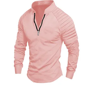 Vue détaillée d'un t-shirt de sport rose à manches longues avec fermeture éclair