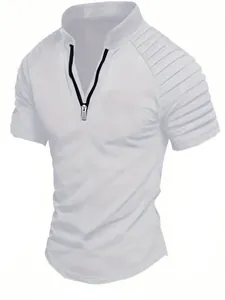Κοντινό πλάνο λευκού ανδρικού t-shirt slim fit με φερμουάρ και πτυχώσεις στον ώμο