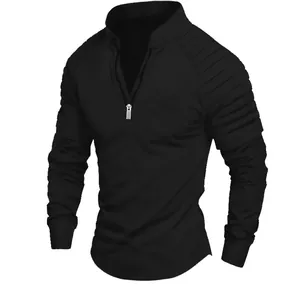 Vue détaillée du t-shirt de sport noir pour homme avec col zippé et épaules côtelées.