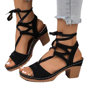 Eleganti sandali gladiatore neri stringati da donna con tacco medio largo e spuntati