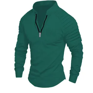 Détail du t-shirt de sport pour homme avec col zippé et manches plissées.