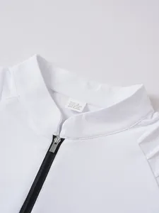 Λεπτομέρεια λευκού αθλητικού T-shirt με γιακά με φερμουάρ και ραβδωτή υφή υφάσματος.