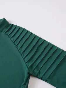 Gros plan sur le design de l'épaule plissée du t-shirt de sport vert à manches longues