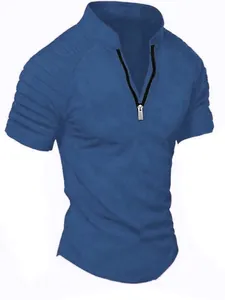 Λεπτομέρεια μπλε ανδρικού αθλητικού t-shirt με μισό φερμουάρ και πλισέ μανίκια