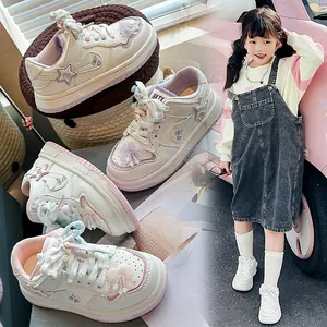 Stylische weiße Sneaker für Mädchen mit Plateausohlen und süßen Blumenakzenten