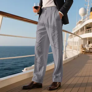 Détail du pantalon large en lin pour homme sur le pont d'un bateau de croisière