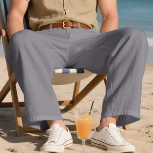 Gros plan d'un pantalon décontracté en lin gris pour homme sur une plage ensoleillée