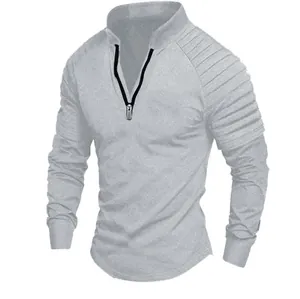 Détail d'un t-shirt à manches longues gris clair avec col en V zippé et épaules nervurées.