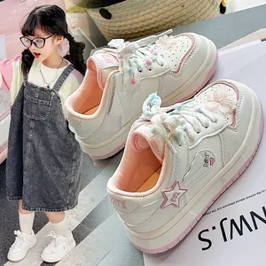 Modische weiße Plateau-Sneaker für Mädchen mit rosa Akzenten und Netzschleifen