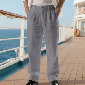 Gros plan d'un pantalon de ville en lin gris pour homme, coupe droite et ample très élégante