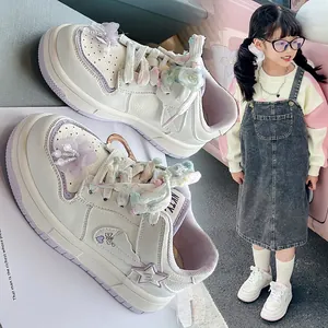 Modische weiße Mädchen-Plateau-Sneaker mit bunten Schnürsenkeln und Schmetterlingen