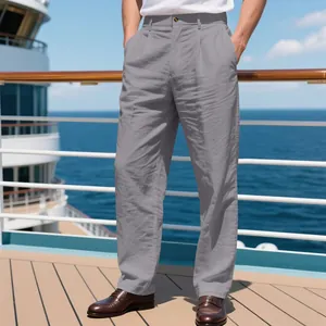 Pantalon décontracté en lin gris pour homme, coupe droite, porté sur le pont d'un navire de croisière