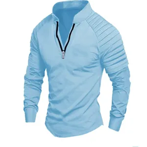 Vue détaillée d'un t-shirt bleu pour hommes avec fermeture éclair et plis.